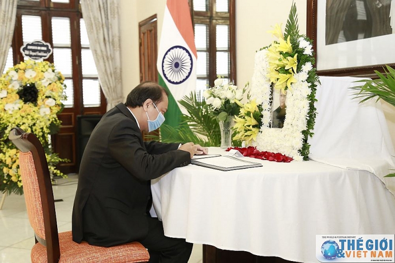 thu truong ngoai giao nguyen quoc dung ghi so tang vieng cuu tong thong an do