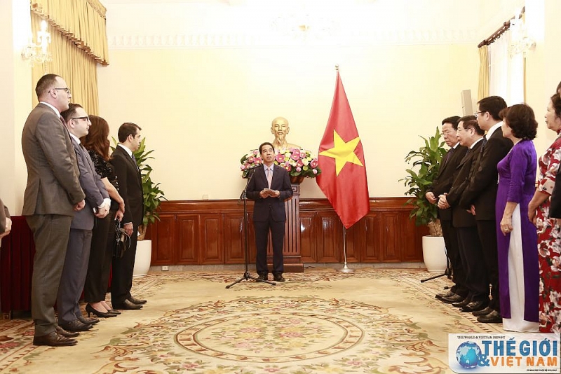 thu truong ngoai giao to anh dung trao tang huan chuong huu nghi cho dai su azerbaijan