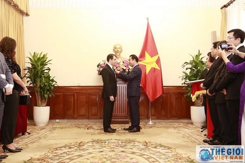 thu truong ngoai giao to anh dung trao tang huan chuong huu nghi cho dai su azerbaijan