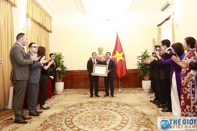 thu truong ngoai giao to anh dung trao tang huan chuong huu nghi cho dai su azerbaijan