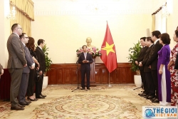 Thứ trưởng Ngoại giao Tô Anh Dũng trao tặng Huân chương Hữu nghị cho Đại sứ Azerbaijan