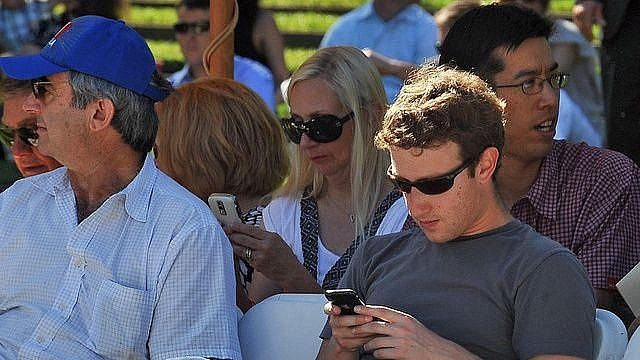 bat ngo truoc chiec dien thoai ruot cua ceo mark zuckerberg