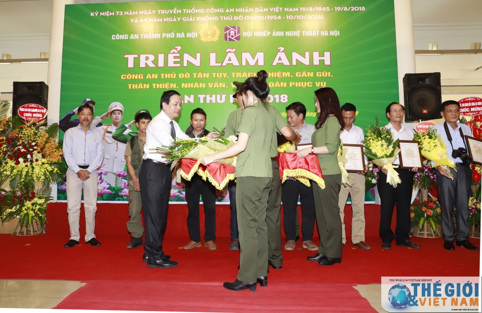 le trao giai va khai mac trien lam anh ve chu de cong an thu do gan gui than thien vi nhan dan phuc vu