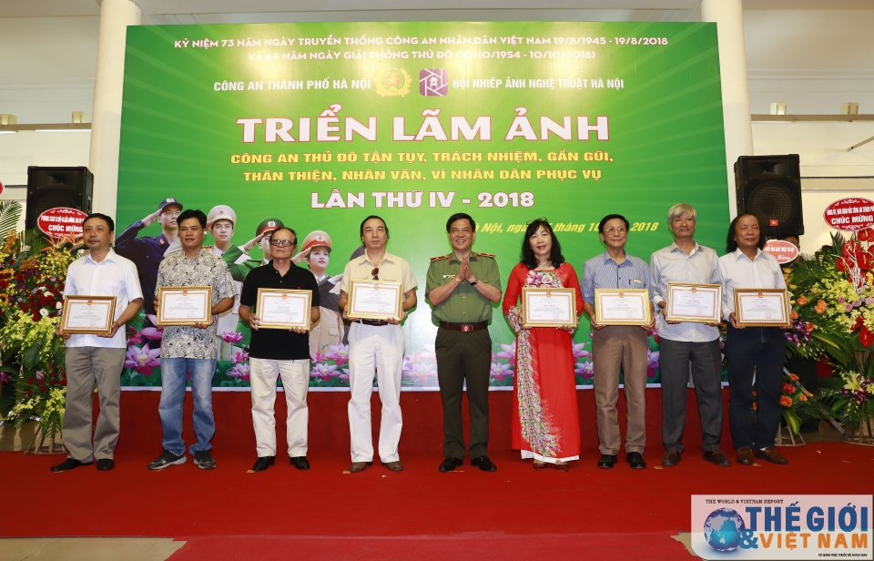 le trao giai va khai mac trien lam anh ve chu de cong an thu do gan gui than thien vi nhan dan phuc vu