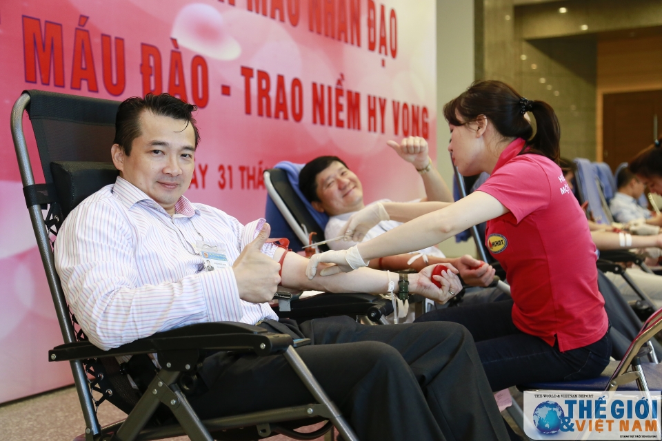 can bo bo ngoai giao tich cuc tham gia ngay hoi hien mau cuu nguoi