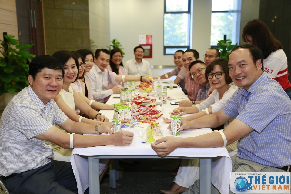 can bo bo ngoai giao tich cuc tham gia ngay hoi hien mau cuu nguoi