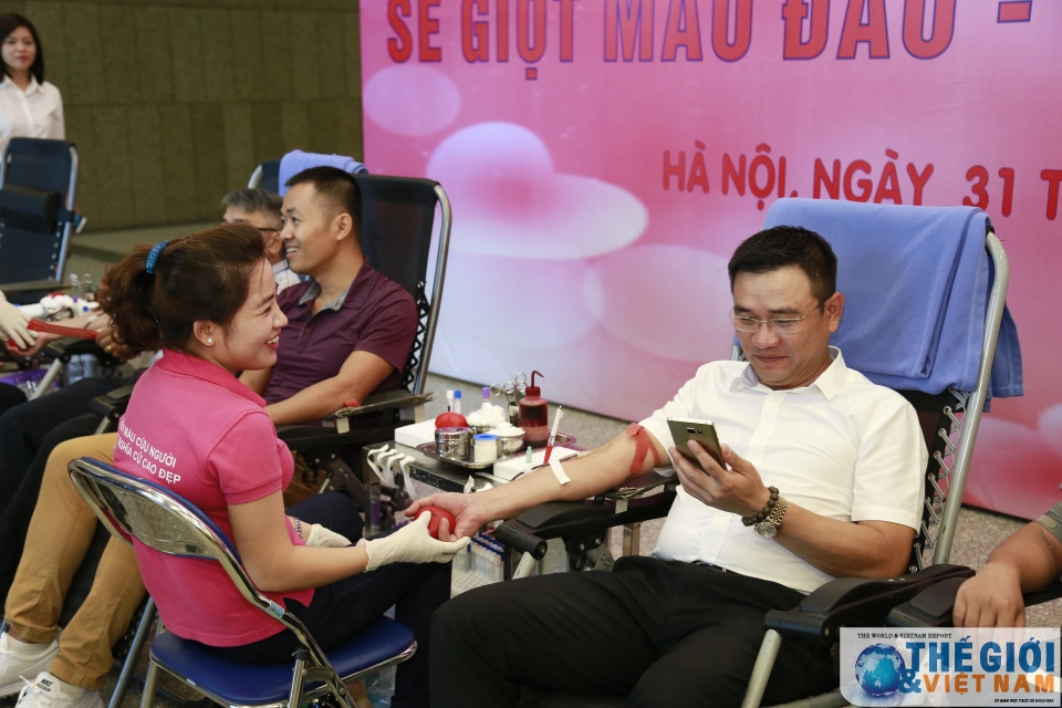 can bo bo ngoai giao tich cuc tham gia ngay hoi hien mau cuu nguoi