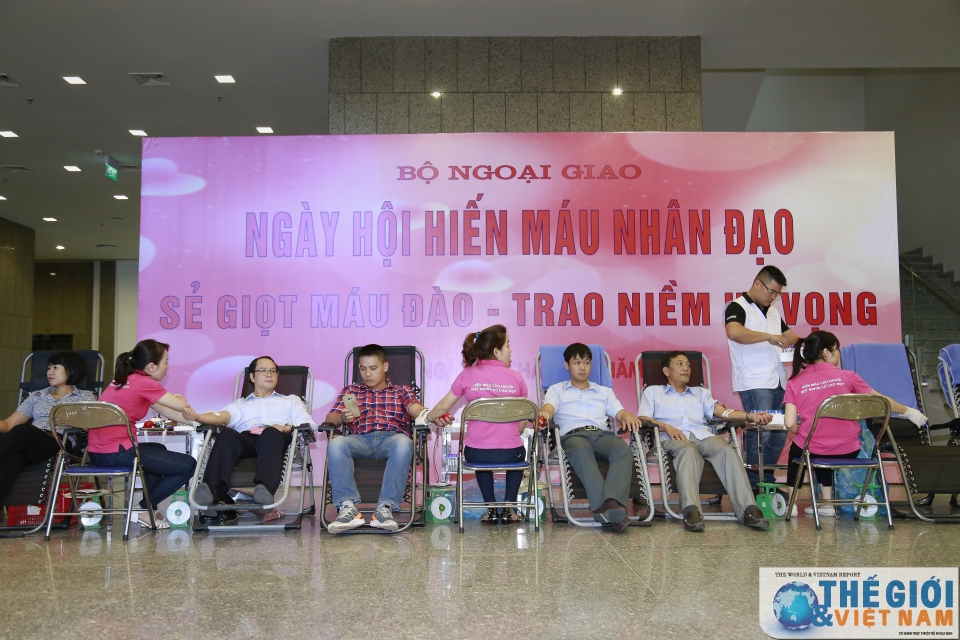 can bo bo ngoai giao tich cuc tham gia ngay hoi hien mau cuu nguoi