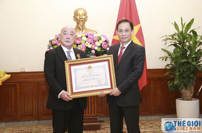 thu truong ngoai giao le hoai trung trao huan chuong huu nghi cho ngai iijima isao