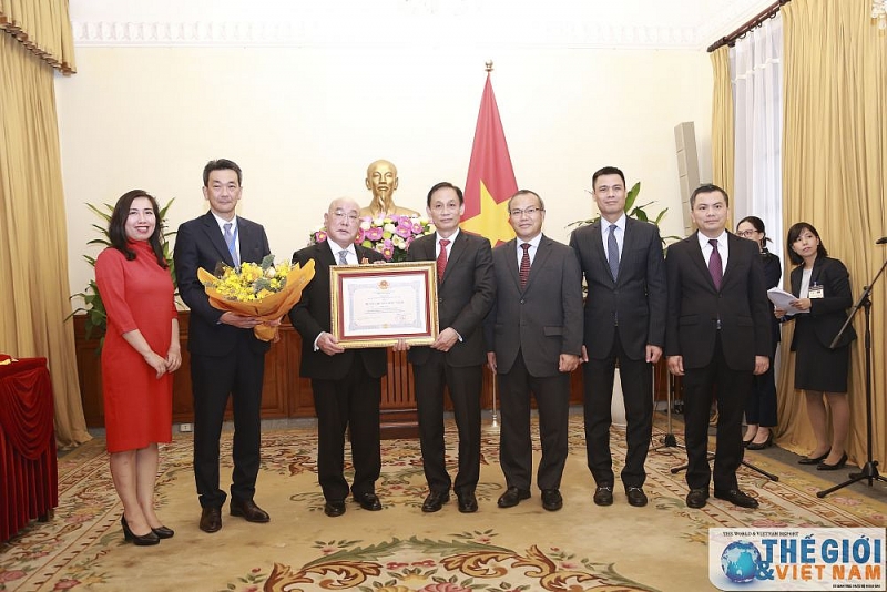 thu truong ngoai giao le hoai trung trao huan chuong huu nghi cho ngai iijima isao