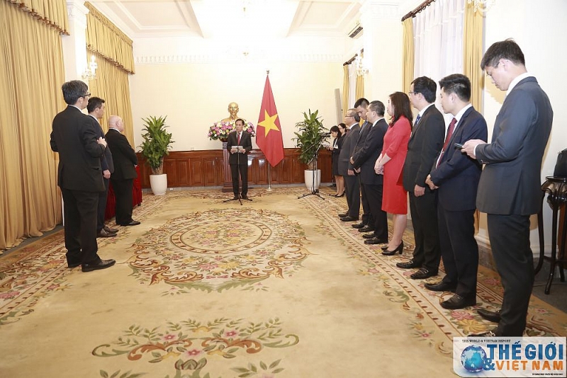 thu truong ngoai giao le hoai trung trao huan chuong huu nghi cho ngai iijima isao