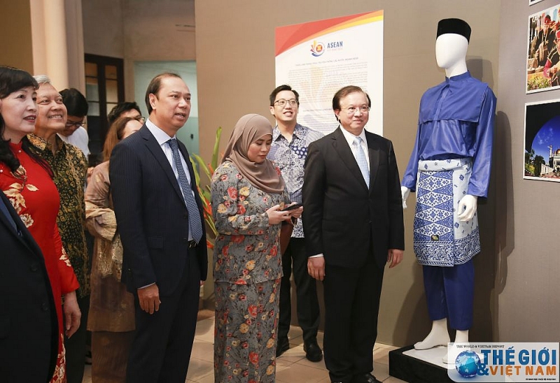 Triển lãm Trang phục truyền thống các nước ASEAN trien lam trang phuc truyen thong cac nuoc asean