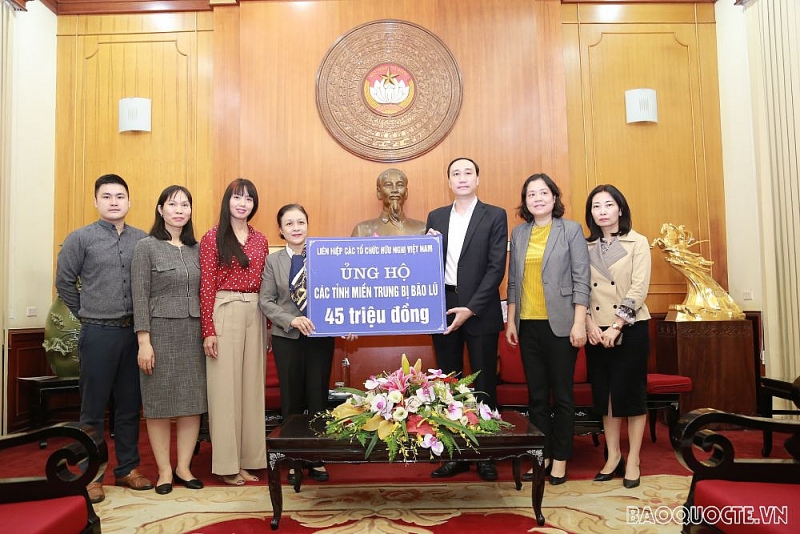 Liên hiệp các tổ chức hữu nghị Việt Nam trao tiền ủng hộ đồng bào vùng lũ lụt miền Trung lien hiep cac to chuc huu nghi viet nam trao tien ung ho dong bao vung lu lut mien trung