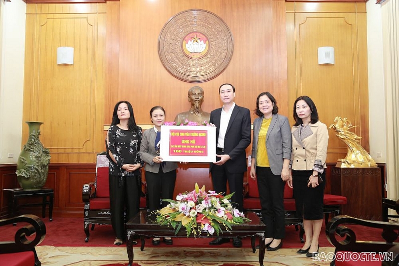 Liên hiệp các tổ chức hữu nghị Việt Nam trao tiền ủng hộ đồng bào vùng lũ lụt miền Trung lien hiep cac to chuc huu nghi viet nam trao tien ung ho dong bao vung lu lut mien trung