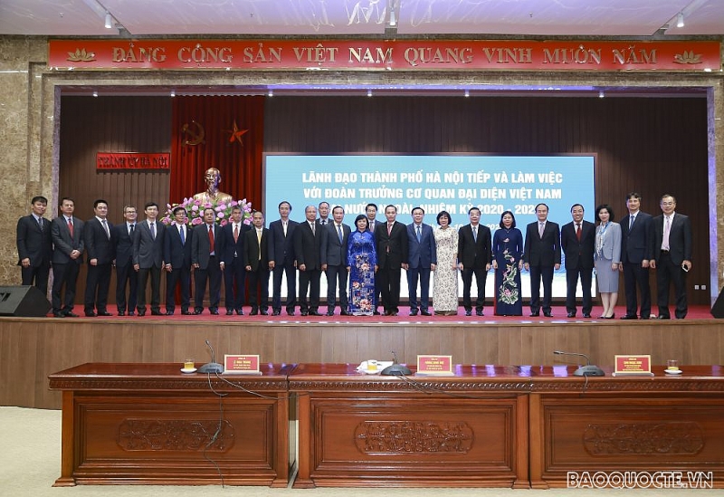 doan truong co quan dai dien viet nam o nuoc ngoai lam viec voi lanh dao thanh pho ha noi