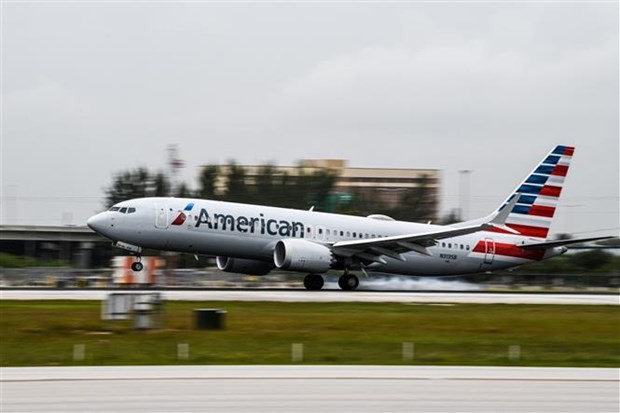 American Airlines hủy nhiều chuyến bay do thiếu nhân viên và thời tiết xấu
