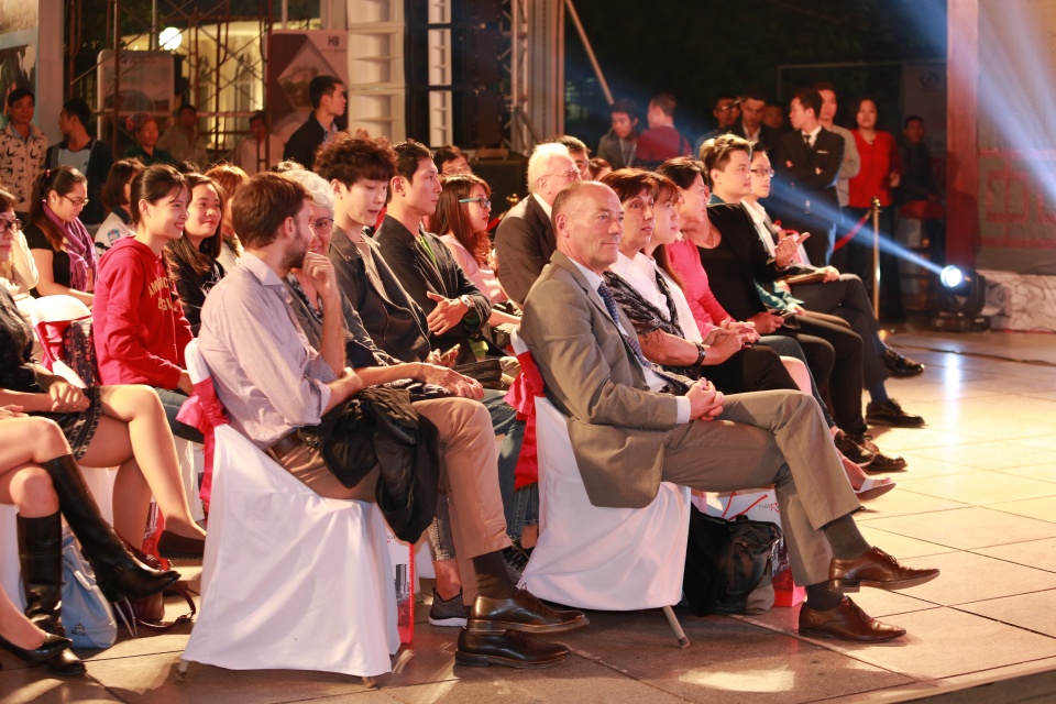 lhp quoc te ha noi chieu phim ngoai troi va bieu dien thoi trang italy