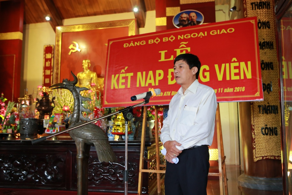 dang uy bo ngoai giao ket nap dang vien moi tai atk dinh hoa