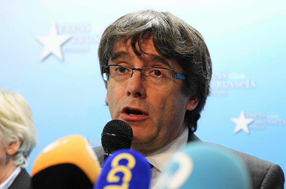 tay ban nha phat lenh bat giu tren toan eu doi voi cuu thu hien catalunya