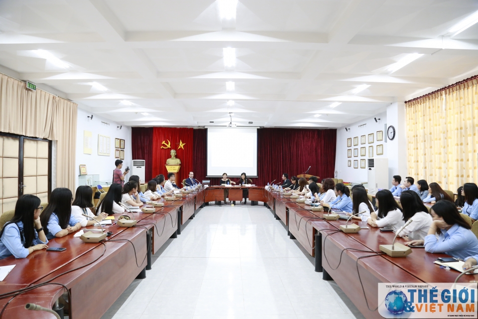 Italy tiếp tục hỗ trợ Việt Nam phát triển khu vực còn khó khăn dai su italy noi chuyen voi sinh vien hoc vien ngoai giao