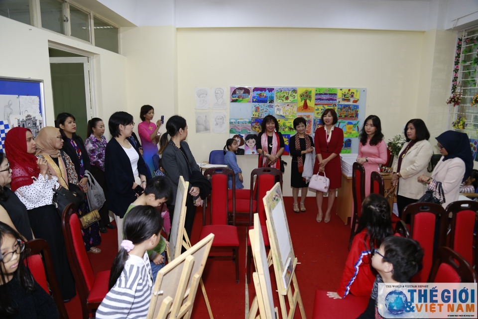 nhom phu nu cong dong asean tai ha noi tham lop ve thieu nhi