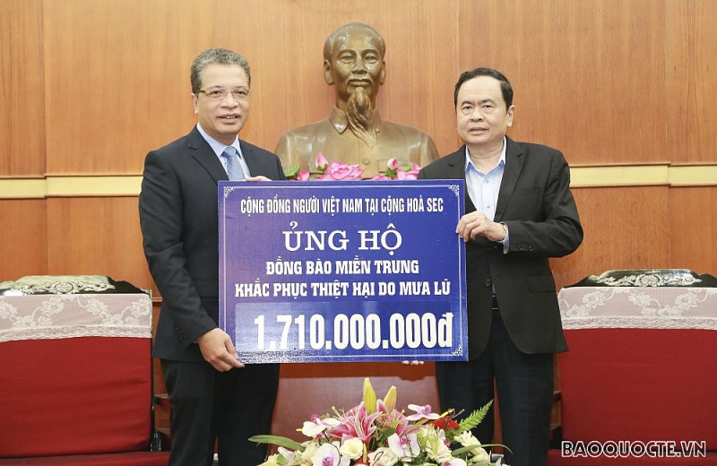 thu truong ngoai giao dang minh khoi trao tien quyen gop ung ho dong bao bi lu lut