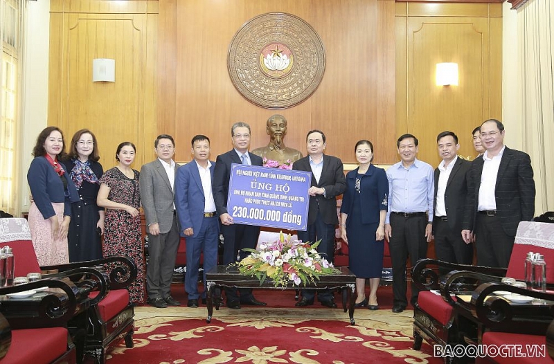 thu truong ngoai giao dang minh khoi trao tien quyen gop ung ho dong bao bi lu lut