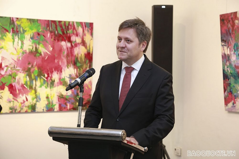 Thứ trưởng Bộ Ngoại giao Tô Anh Dũng dự khai mạc triển lãm tranh của nữ họa sĩ Ba Lan