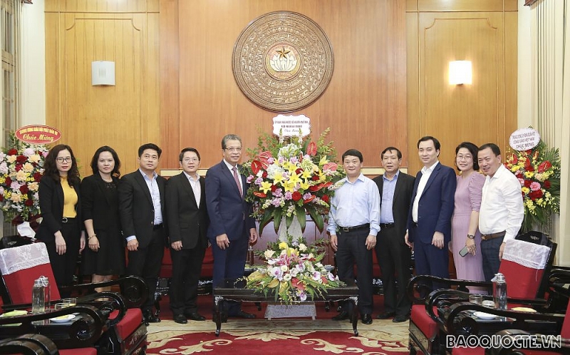 Thứ trưởng Bộ Ngoại giao Đặng Minh Khôi trao tiền quyên góp ủng hộ đồng bào bị lũ lụt