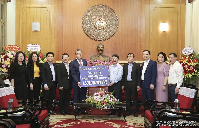 Thứ trưởng Bộ Ngoại giao Đặng Minh Khôi trao tiền quyên góp ủng hộ đồng bào bị lũ lụt