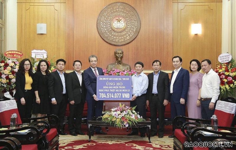 Thứ trưởng Bộ Ngoại giao Đặng Minh Khôi trao tiền quyên góp ủng hộ đồng bào bị lũ lụt