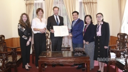 Trao Giấy Chấp nhận lãnh sự cho Tổng Lãnh sự mới của Hà Lan tại TP. Hồ Chí Minh