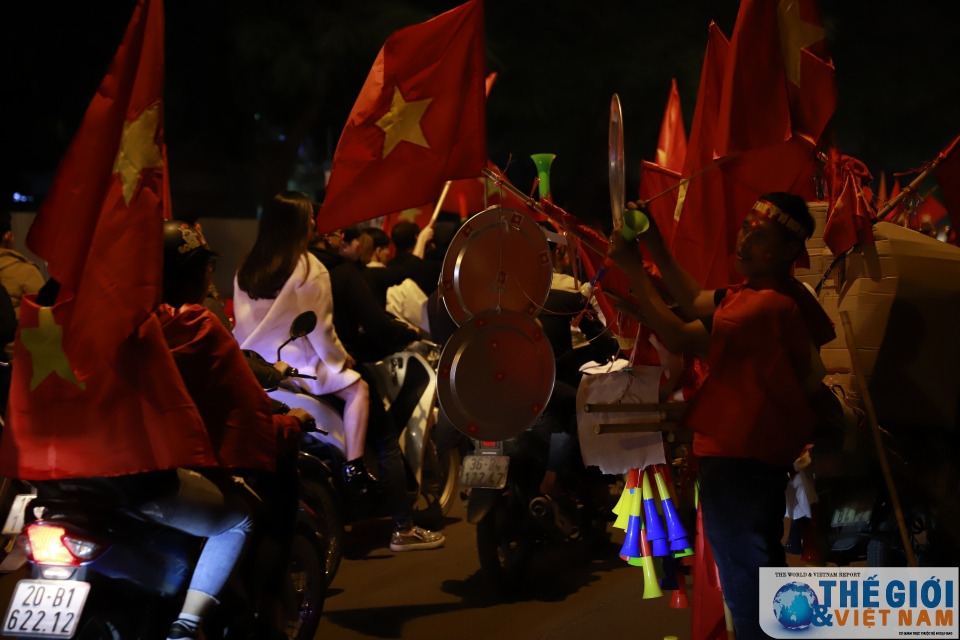 Những nẻo đường ngập tràn cờ đỏ nhung neo duong ngap tran co do