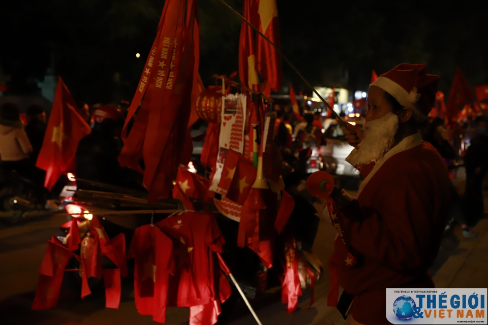 Những nẻo đường ngập tràn cờ đỏ nhung neo duong ngap tran co do