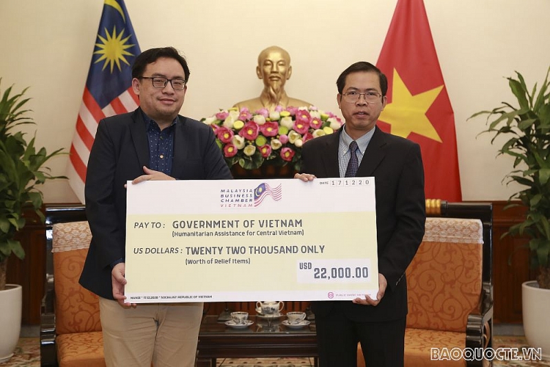 Đại sứ quán Malaysia ủng hộ nạn nhân lũ lụt miền Trung