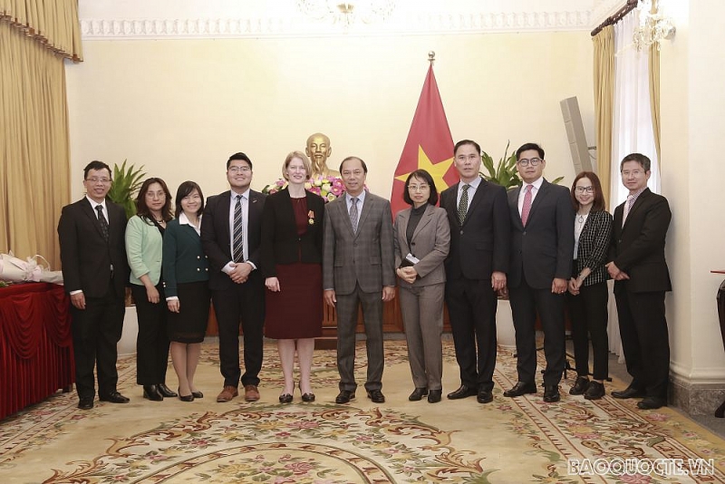 Bộ Ngoại giao trao Huân chương Hữu nghị cho Đại sứ New Zealand tại Việt Nam