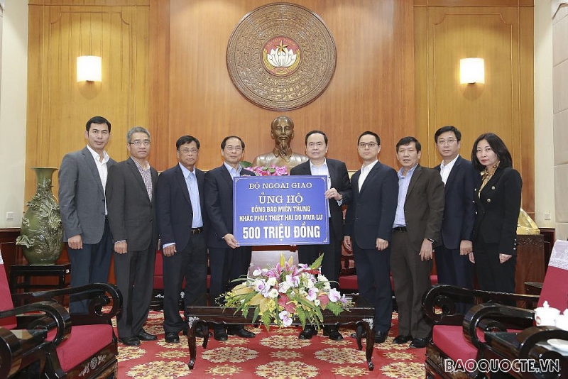 Thứ trưởng Thường trực Bộ Ngoại giao Bùi Thanh Sơn trao tiền quyên góp ủng hộ đồng bào bị lũ lụt