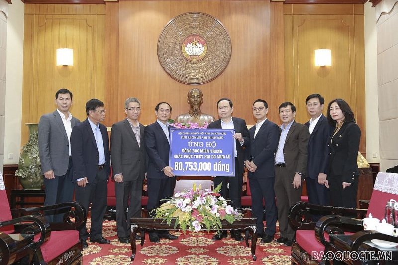 Thứ trưởng Thường trực Bộ Ngoại giao Bùi Thanh Sơn trao tiền quyên góp ủng hộ đồng bào bị lũ lụt