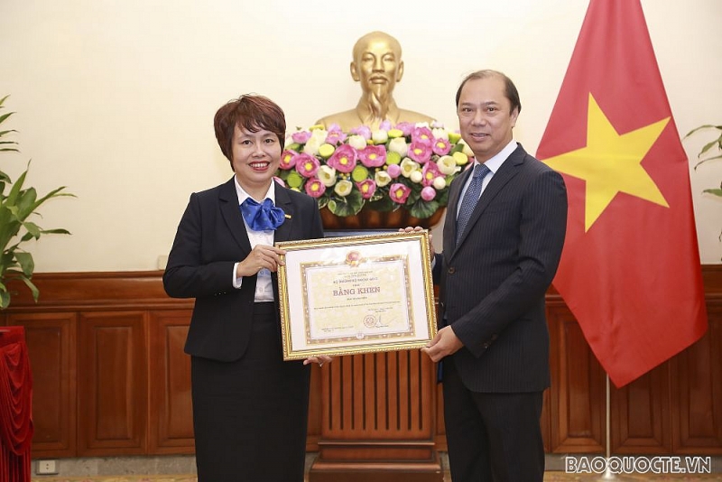 Lãnh đạo Bộ Ngoại giao trao bằng khen cho Báo Thanh Niên