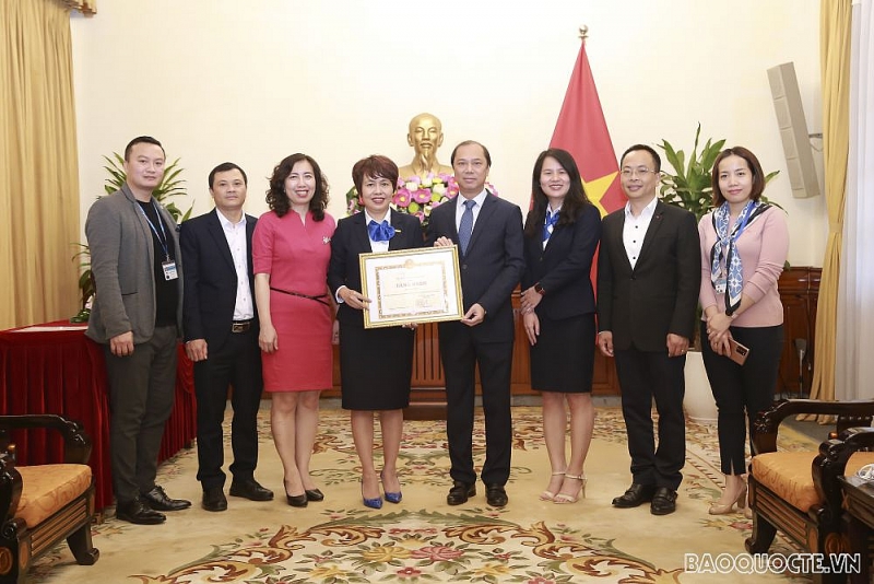 Lãnh đạo Bộ Ngoại giao trao bằng khen cho Báo Thanh Niên