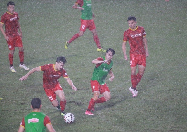 Đội tuyển Việt Nam chia làm hai đội tập đối kháng.