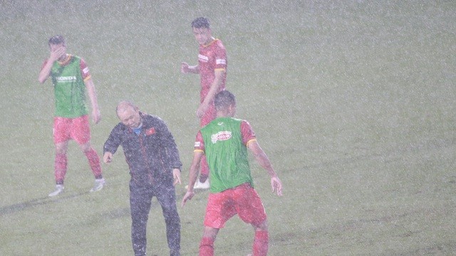 world cup 2022 luyen cong duoi mua tam ta doi tuyen viet nam cho dau malaysia uae