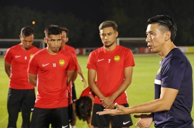 Đội tuyển Malaysia tập luyện ngay sau khi đặt chân tới UAE.