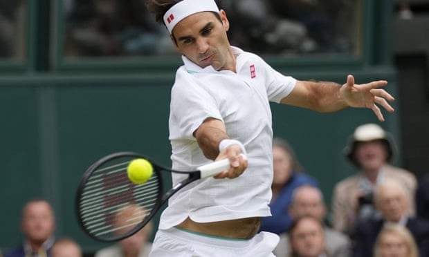 Federer trả giao bóng trong chiến thắng trước Lorenzo Sonego. (Nguồn: AP) Federer trả giao bóng trong chiến thắng trước Lorenzo Sonego. (Nguồn: AP)