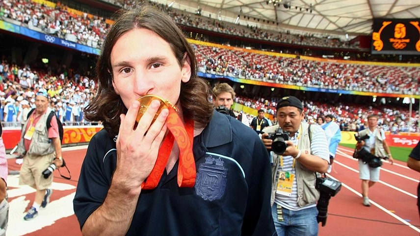 Tháng 8/2008: Huy chương vàng Olympic  Ban đầu, Barcelona cấm Messi tham dự giải đấu, trước khi huấn luyện viên câu lạc bộ mới - Pep Guardiola cho phép anh tham dự. Nằm trong đội hình toàn sao Argentina, có các đồng nghiệp trẻ Sergio Aguero và Angel di Maria, Messi cùng Argentina đã chiến thắng mọi trận đấu trên con đường giành huy chương vàng tại Thế vận hội Bắc Kinh.