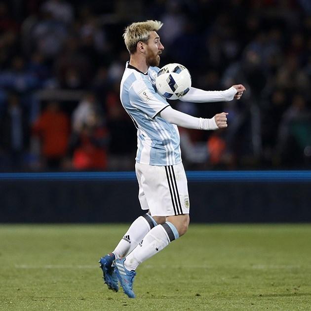 Tháng 8/2016: Đảo ngược quyết định giải nghệ  Sau một chiến dịch ngắn để Messi đảo ngược quyết định giải nghệ, trong đó có lời nhắn nhủ từ tổng thống Argentina Mauricio Macri và bức tượng Messi mới được công bố bởi thị trưởng Buenos Aires, Horacio Rodriguez Larreta, ngôi sao của Barca chọn tiếp tục chơi cho La Albiceleste, nói: ' Tình yêu của tôi với đất nước và chiếc áo này quá lớn '.