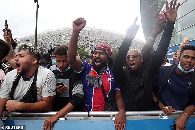 Đám đông cổ động viên PSG nhảy múa ăn mừng ở ngoài điểm họp báo. (Nguồn: The Guardian)