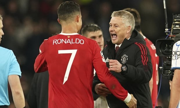 Ole Gunnar Solskjær với Cristian Ronaldo sau chiến thắng trở lại của Manchester United trước Atalanta, 'một kết quả có thể đoán trước được đến mức gần như bị coi là đạo văn'. (Nguồn: Dave Thompson/AP)