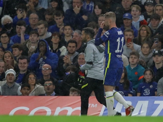 Tiền đạo Timo Werner của Chelsea rời sân sau khi dính chấn thương trong trận đấu với Malmo. (Nguồn: Reuters)
