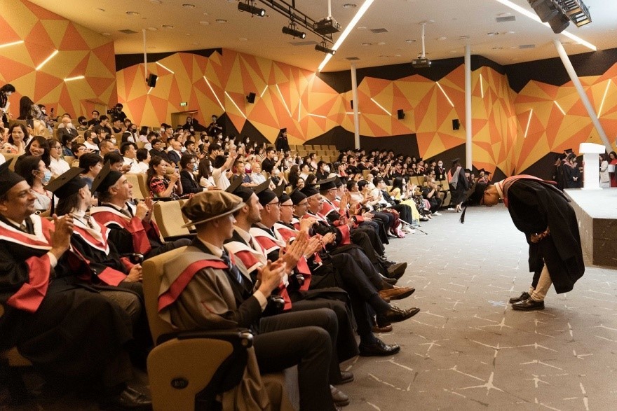 Các tân cử nhân cùng giảng viên, gia đình có mặt tại lễ tốt nghiệp. Ảnh: BUV. Các tân cử nhân cùng giảng viên, gia đình có mặt tại lễ tốt nghiệp. Ảnh: BUV.